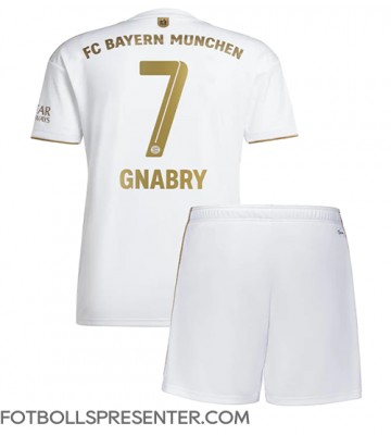 Bayern Munich Serge Gnabry #7 Bortatröja Barn 2022-23 Kortärmad (+ korta byxor)